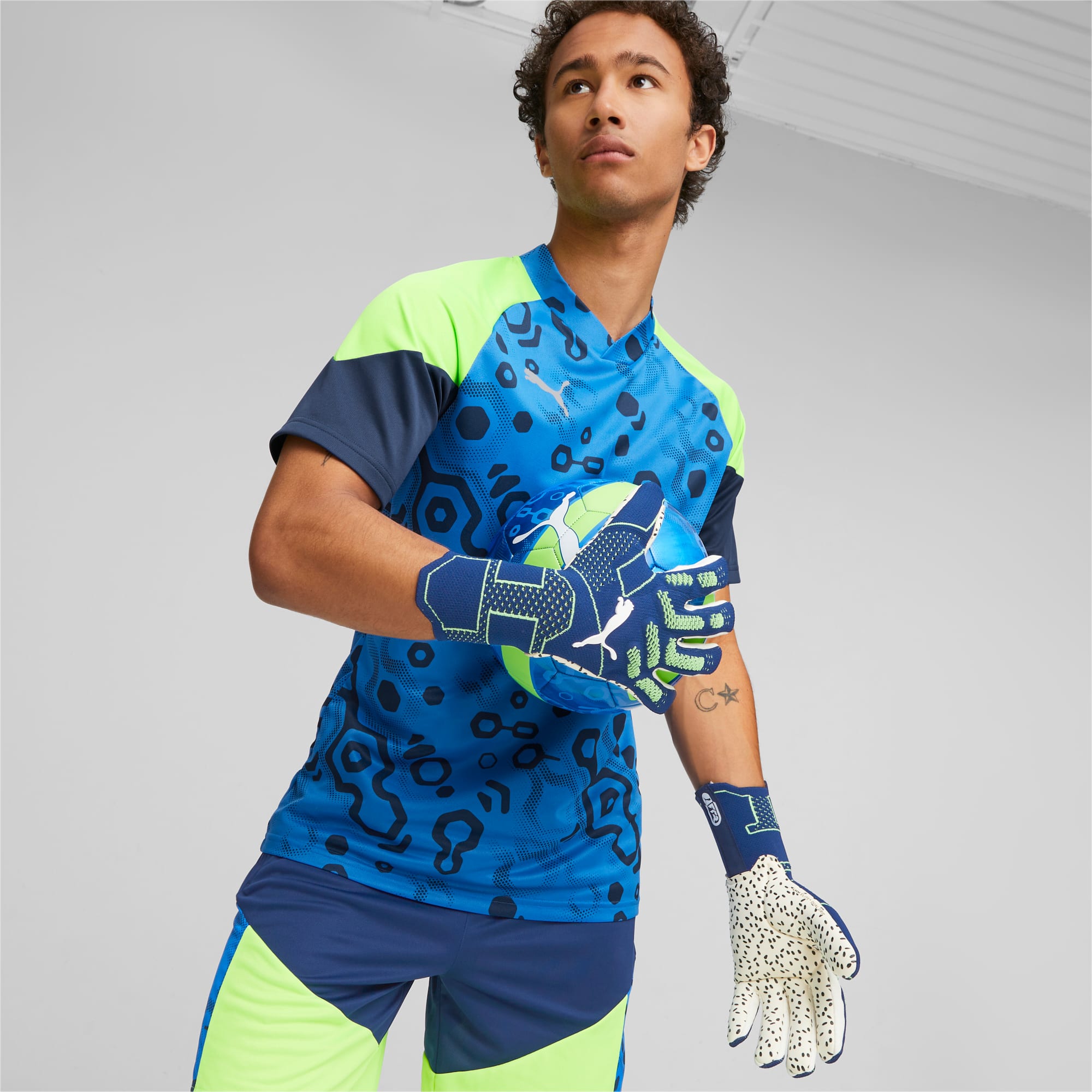 Men's PUMA Future Ultimate Negative Cut Football Goalkeeper Gloves, Persian Blue/Pro Green, Size 7, Accessories