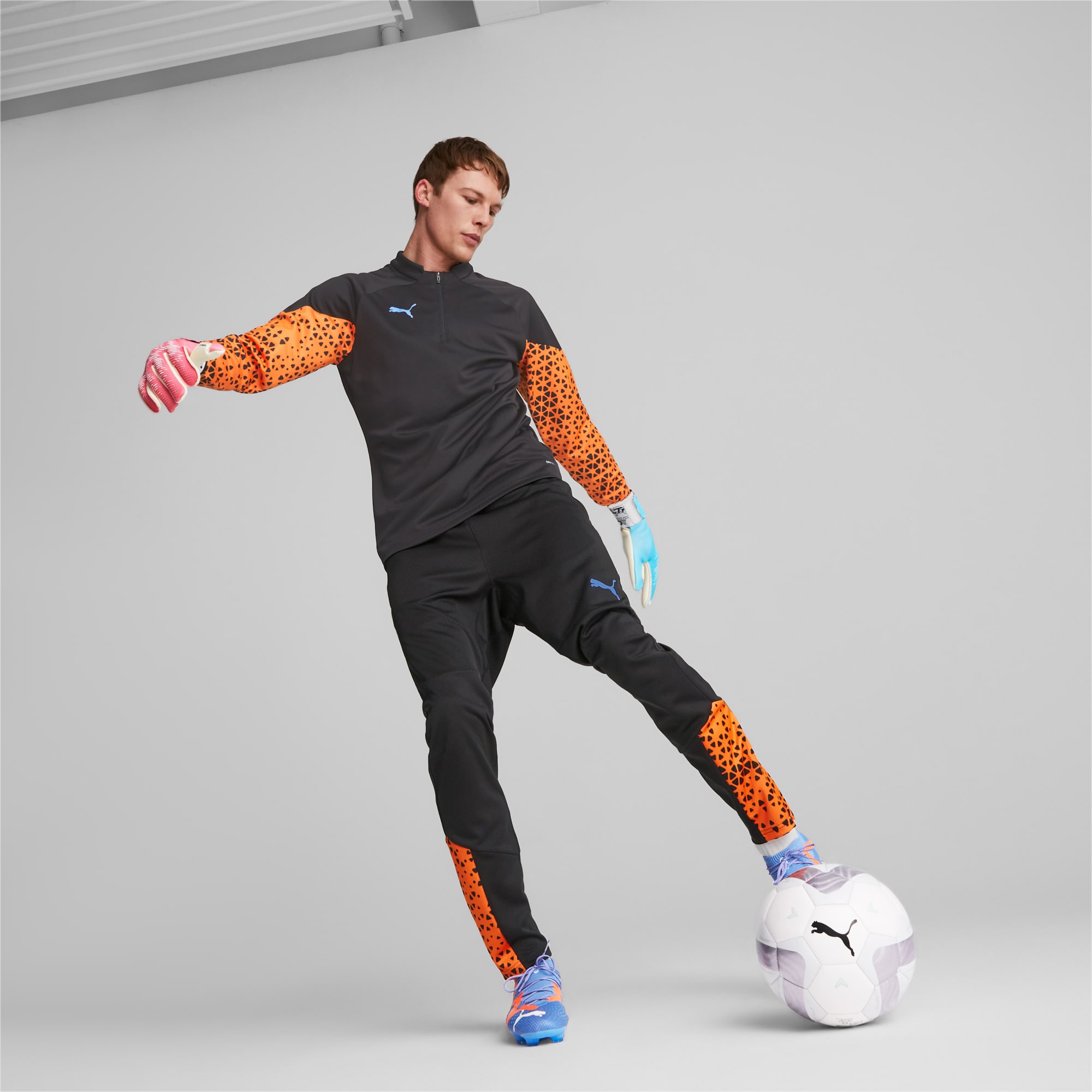 PUMA ULTRA Grip 1 Tricks Hybrid voetbal keepershandschoenen voor Heren, Blauw/Roze