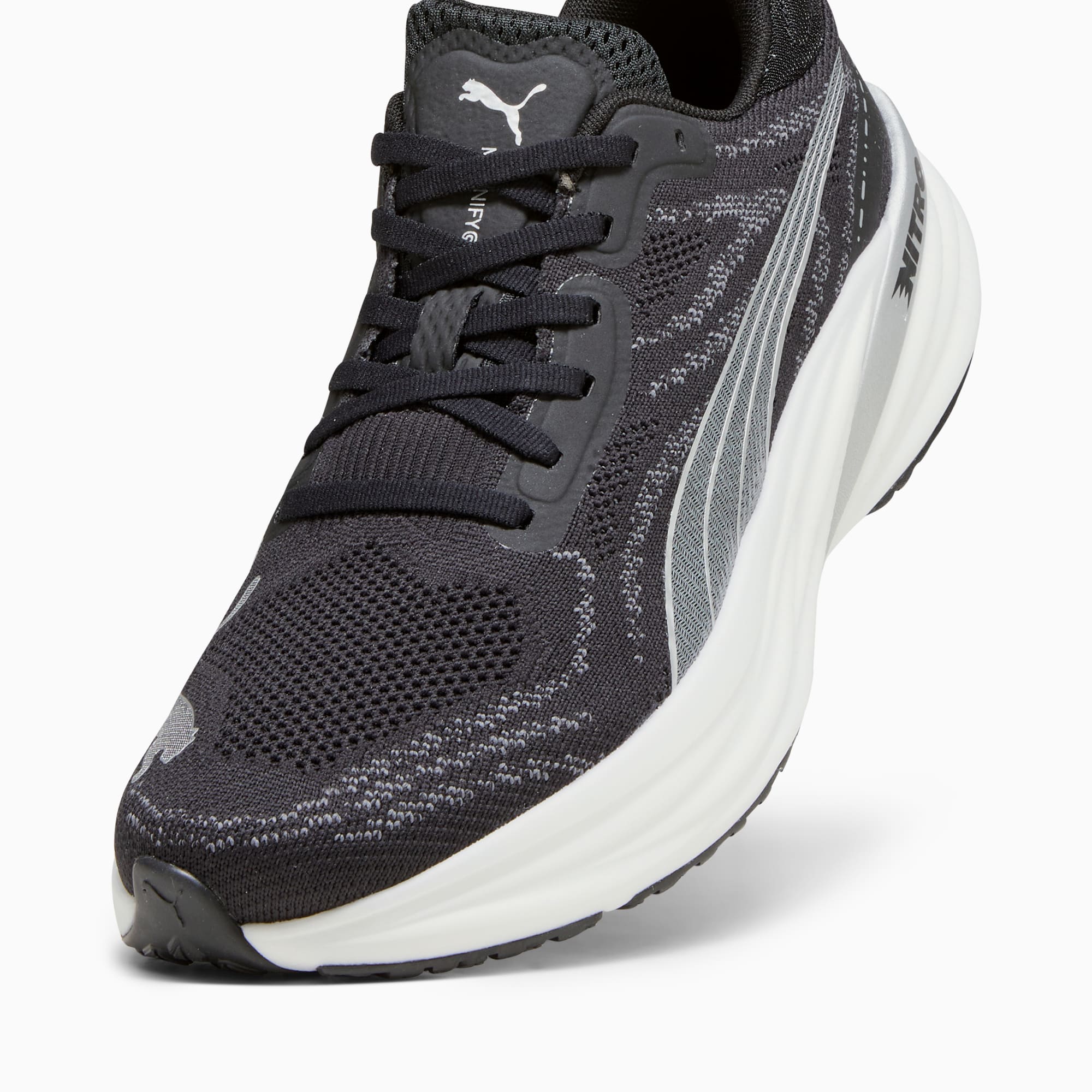 PUMA Magnify NITRO 2 hardloopschoenen voor Heren, Zilver/Zwart/Wit