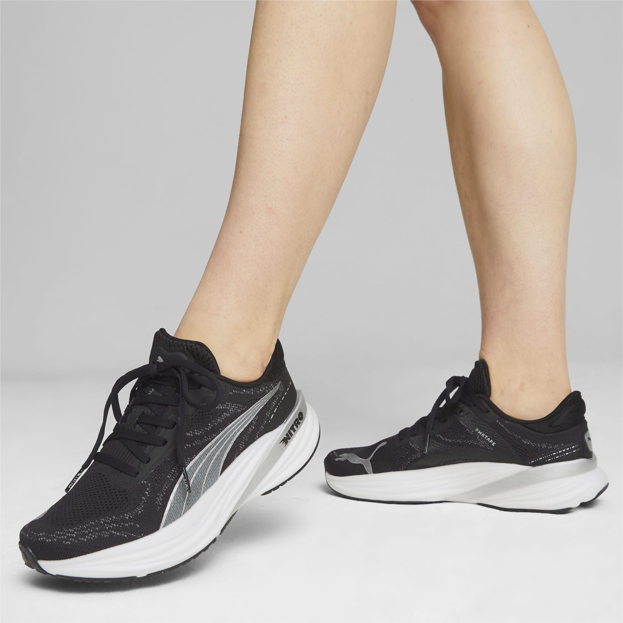 PUMA Chaussures De Running Magnify NITRO™ Femme, Noir/Blanc/Argent