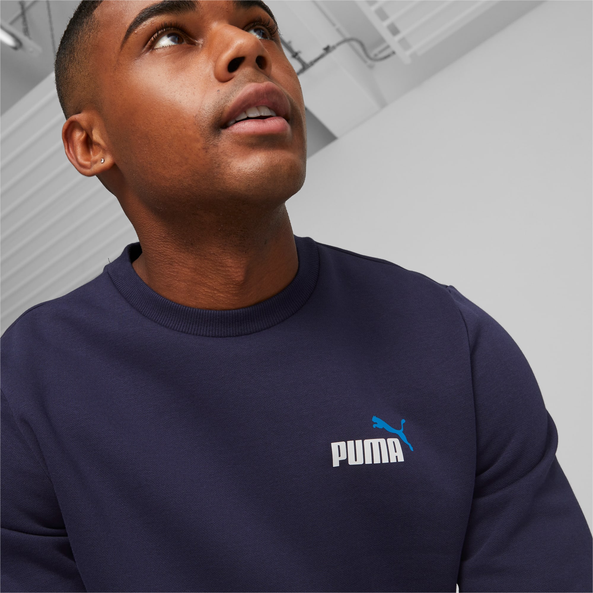 PUMA Męska Bluza Essentials+ Z okrągłym Kołnierzem Z dwukolorowym Małym Logo, Niebieski