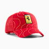 Casquette PUMA rouge avec logo Ferrari, coutures blanches et côtés en maille.