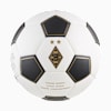 Witte PUMA voetbal met zwarte vijfhoeken, gouden accenten en clublogo.