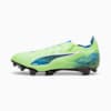 Groene PUMA voetbalschoen met blauwe accenten en noppenzool voor grip.