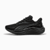 Chaussure de course noire PUMA avec empeigne en maille et semelle épaisse.