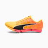 Oranje PUMA unisex schoen met zwarte Formstrip en zool met spikes.