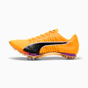 Oranje PUMA unisex spikeschoen met zwart logo en metalen spikes.