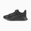Zwarte PUMA trainer voor kinderen met klittenbandsluiting en mesh bovenwerk.