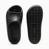 Ciabatta nera PUMA unisex con plantare sagomato e suola con motivo.