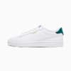 Baskets PUMA blanches pour adultes, avec accent turquoise au talon et logo doré.