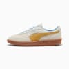Beige PUMA Palermo unisex sneaker met gouden streep en lichtblauwe veters.