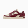 Bordeaux PUMA unisex sneaker met crèmekleurige vlakken en kenmerkende streep.
