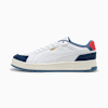 Chaussure blanche PUMA Court homme avec accents marine et rouge.