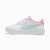 Baskets PUMA blanches pour enfants avec rayures bleu clair et détail rose au talon.