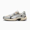 Zilveren PUMA sneakers voor volwassenen met witte, zwarte en beige details.