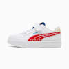 Witte PUMA sneaker (jeugd) met rode strepen, cijfers en klittenbandsluiting.