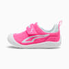 Basket PUMA rose pour enfant avec fermeture auto-agrippante et bande blanche.