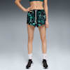 Model posiert vor grauem Hintergrund in Shorts, Socken und Turnschuhen.