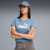 Su sfondo grigio, modella con braccia incrociate indossa cappellino e t-shirt blu PUMA.