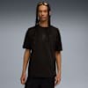 Un mannequin aux cheveux tressés porte un t-shirt noir sur fond gris.