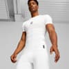 Ein Model vor weißem Hintergrund trägt ein weißes T-Shirt und Leggings.