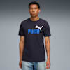 Vor grauem Hintergrund trägt ein Model ein marineblaues T-Shirt mit Puma-Logo.