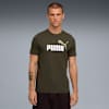 Un mannequin pose sur fond gris, portant un t-shirt olive avec un logo Puma blanc et un short foncé.