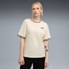 Sur fond gris, un mannequin pose avec un t-shirt Puma crème à bordure léopard.