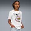Een model poseert tegen grijs, in een wit grafisch T-shirt en lichte denim broek.
