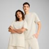 Twee modellen poseren tegen een grijze achtergrond, gekleed in bijpassende, neutraal getinte t-shirts en broeken.