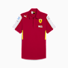 Rood PUMA poloshirt voor volwassenen met witte mouwen en Ferrari-logo.