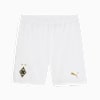 Witte PUMA voetbalshort voor volwassenen met clublogo en gouden logo detail.