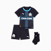 Marineblauwe PUMA set voor baby's, bestaande uit een shirt, shorts en sokken met logo details.