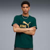 Un mannequin, bras croisés, porte un t-shirt vert 'KING' sur fond gris.