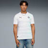 Un mannequin pose sur fond gris avec un t-shirt blanc à motifs et un jean bleu clair.
