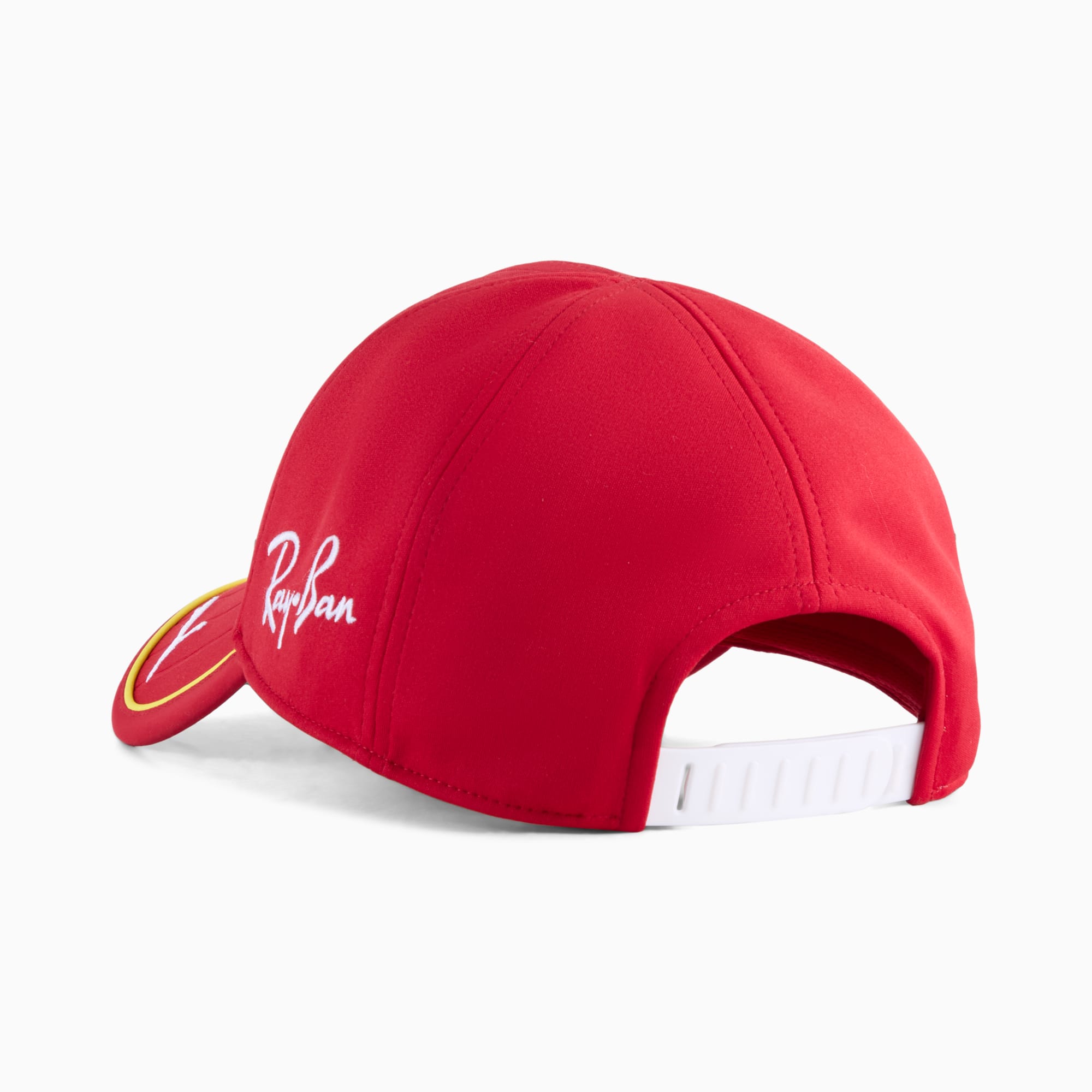 Cappellino rosso PUMA adulto con firma Ray-Ban e cinturino bianco regolabile sul retro.