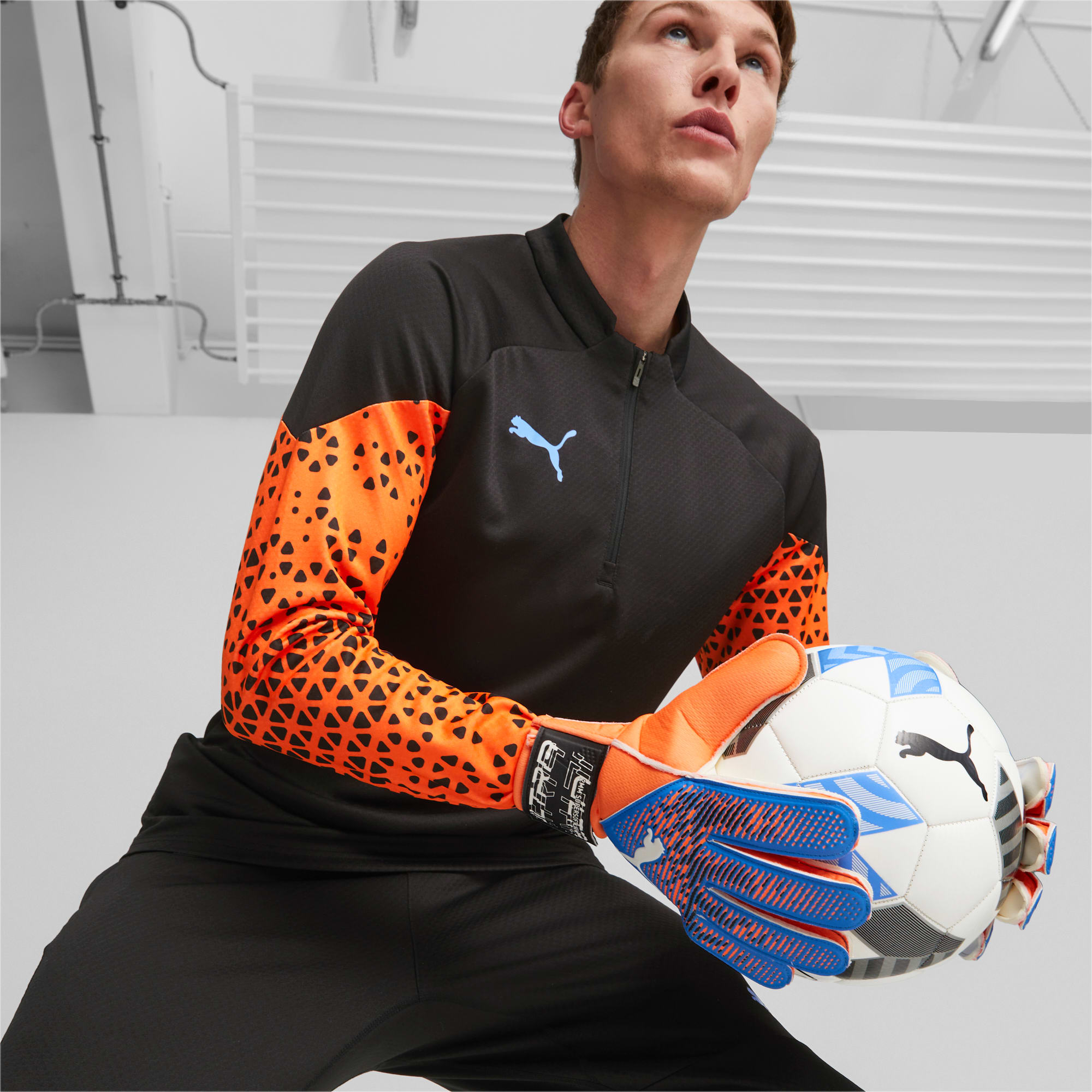 Size 4 sale goalkeeper gloves