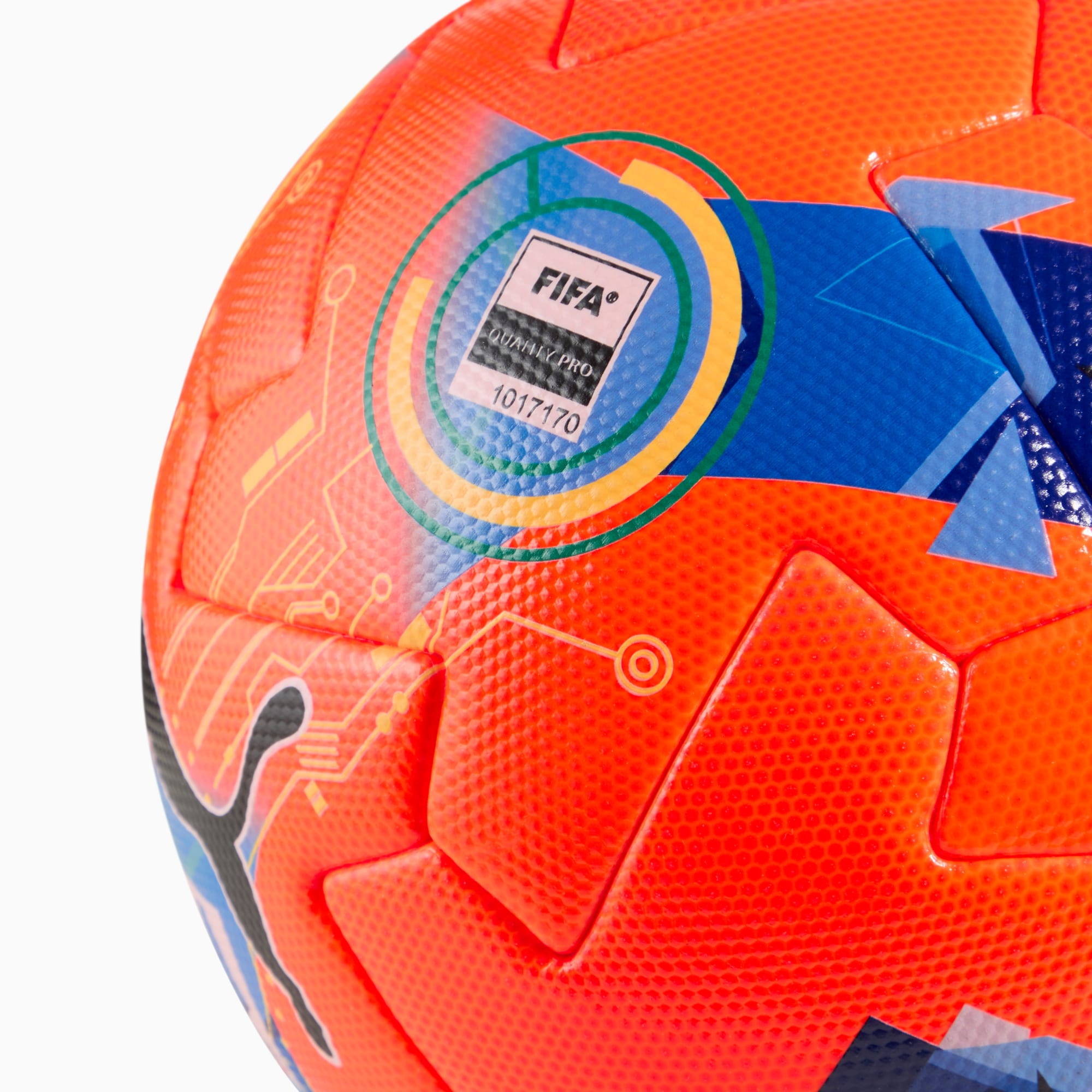 Pallone da calcio PUMA arancione con elementi grafici blu e neri e marchio FIFA Quality Pro.