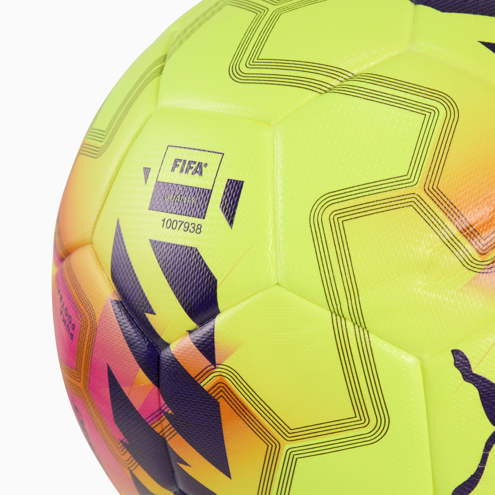 Ballon de foot jaune PUMA pour tous âges, motif géométrique violet et orange.