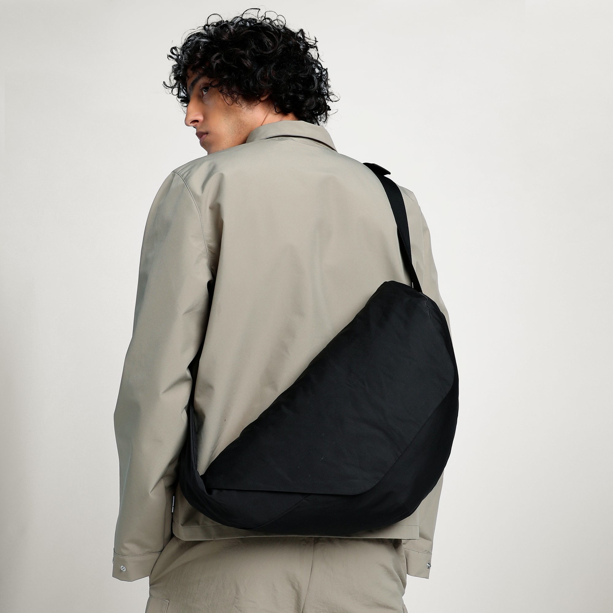 PUMA x HELIOT EMIL Sling Bag★23-29cm★節制された美しさ人気 PUMA x HELIOT EMIL 13L Sling Bag | PUMA