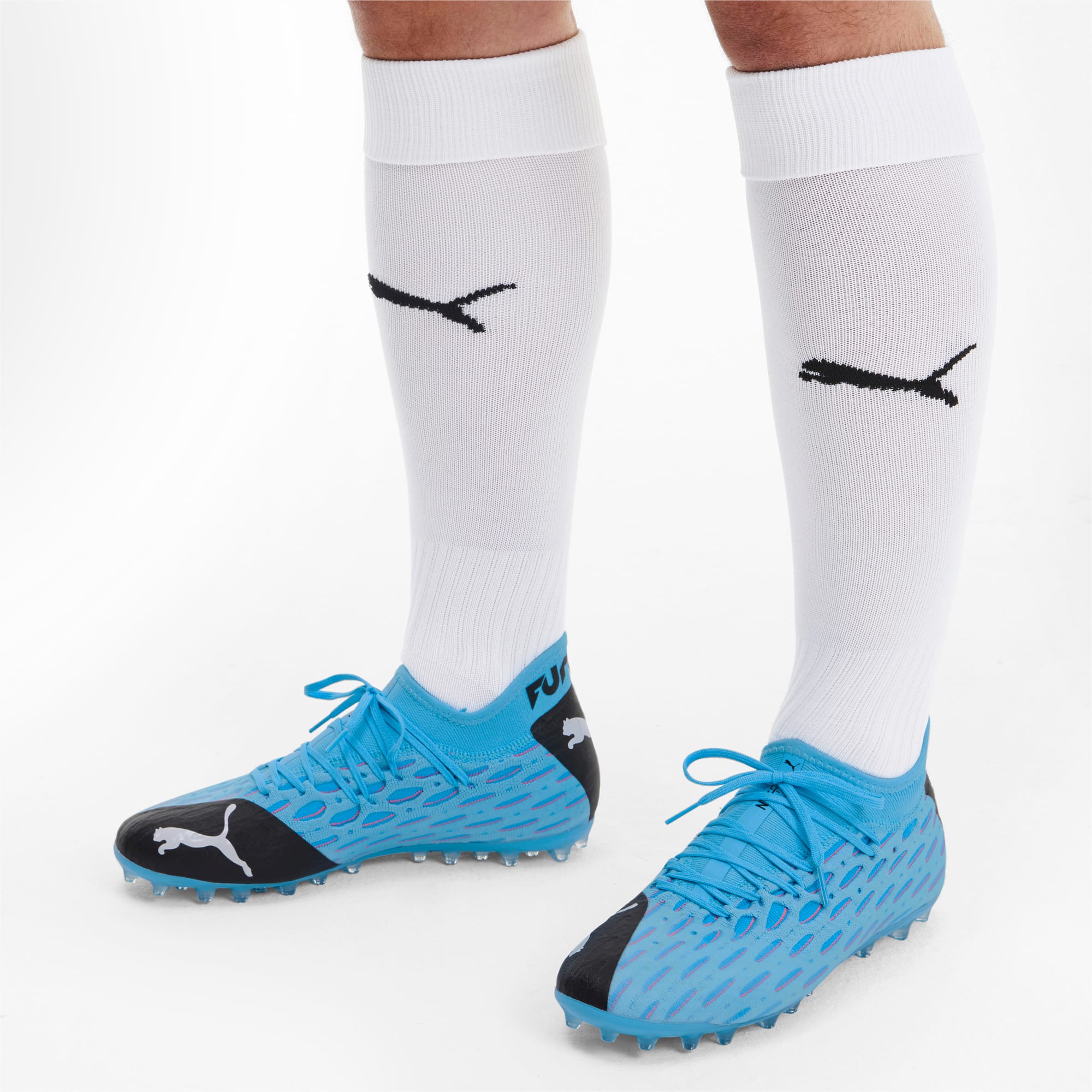 Puma netfit on feet top