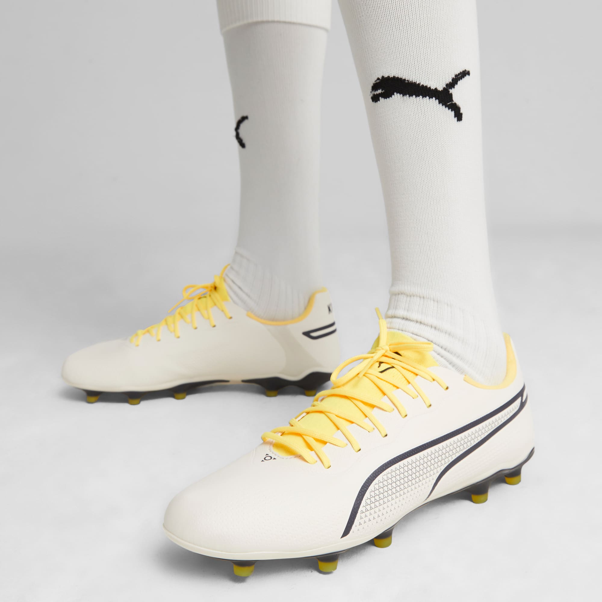 Puma king top moulded football boots