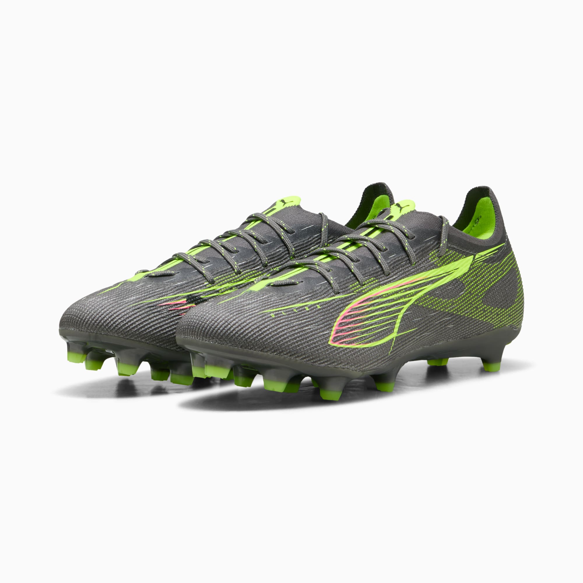 Scarpe da calcio PUMA grigie da adulto con dettagli verde neon e tacchetti.