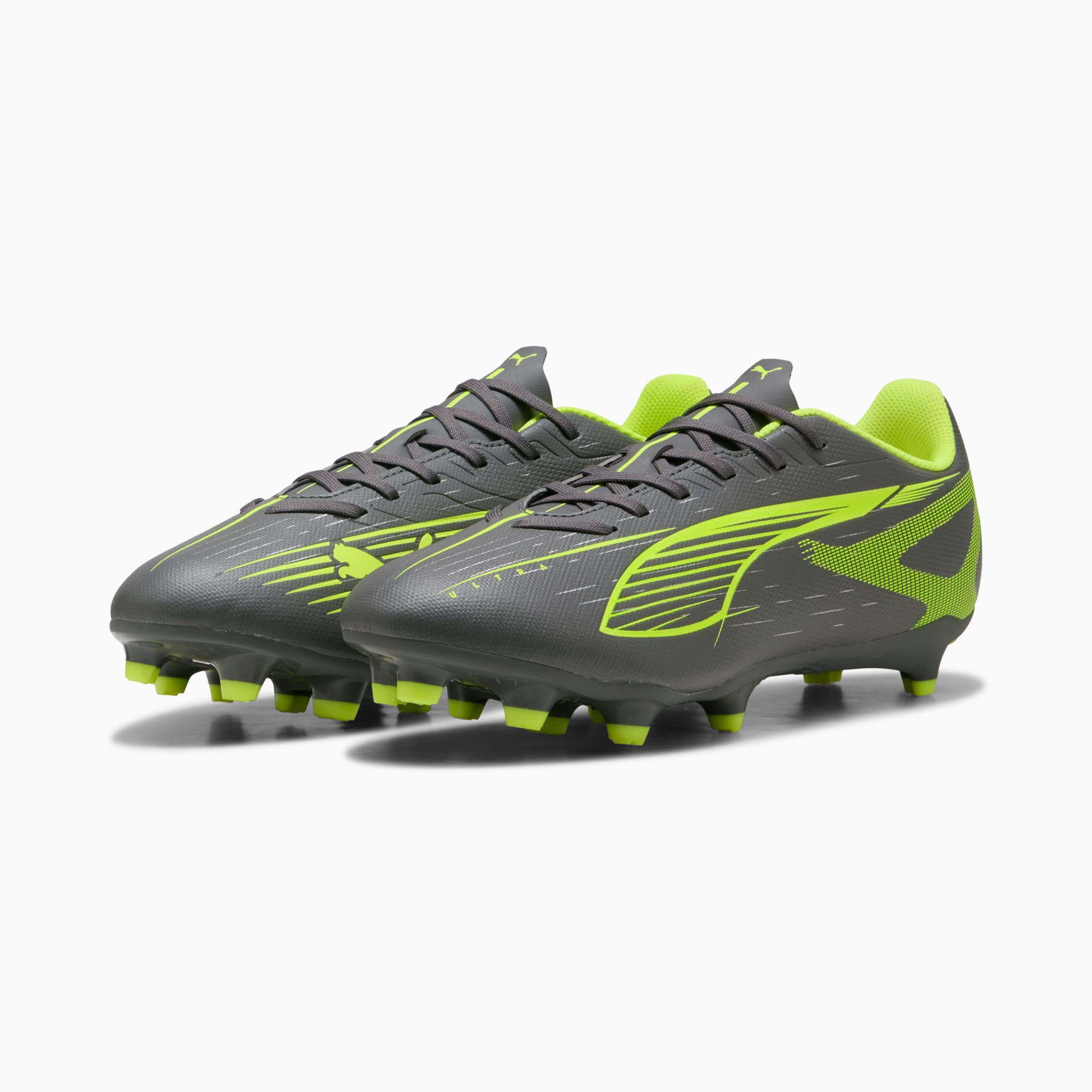 Chaussures de foot PUMA grises, unisexes, avec rayures et crampons vert néon.