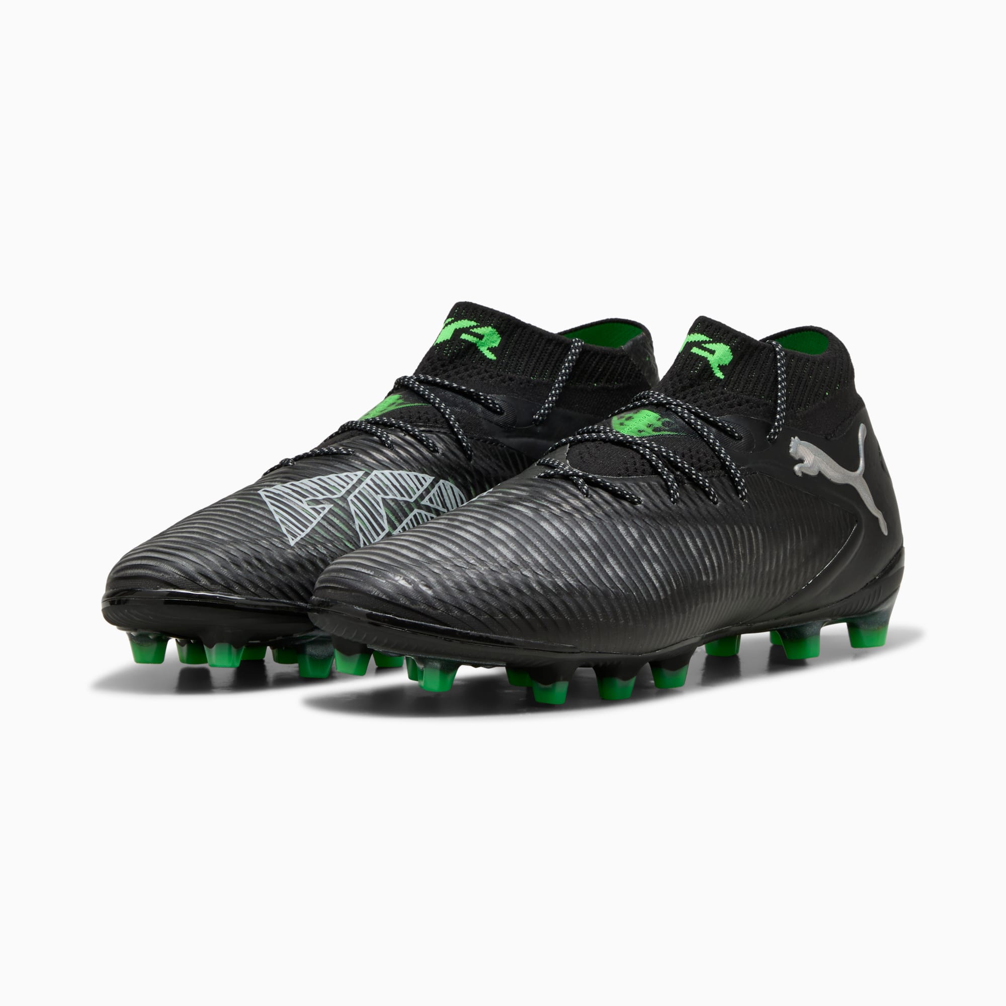 Chaussures de foot PUMA noires adulte avec détails verts et dessus texturé.