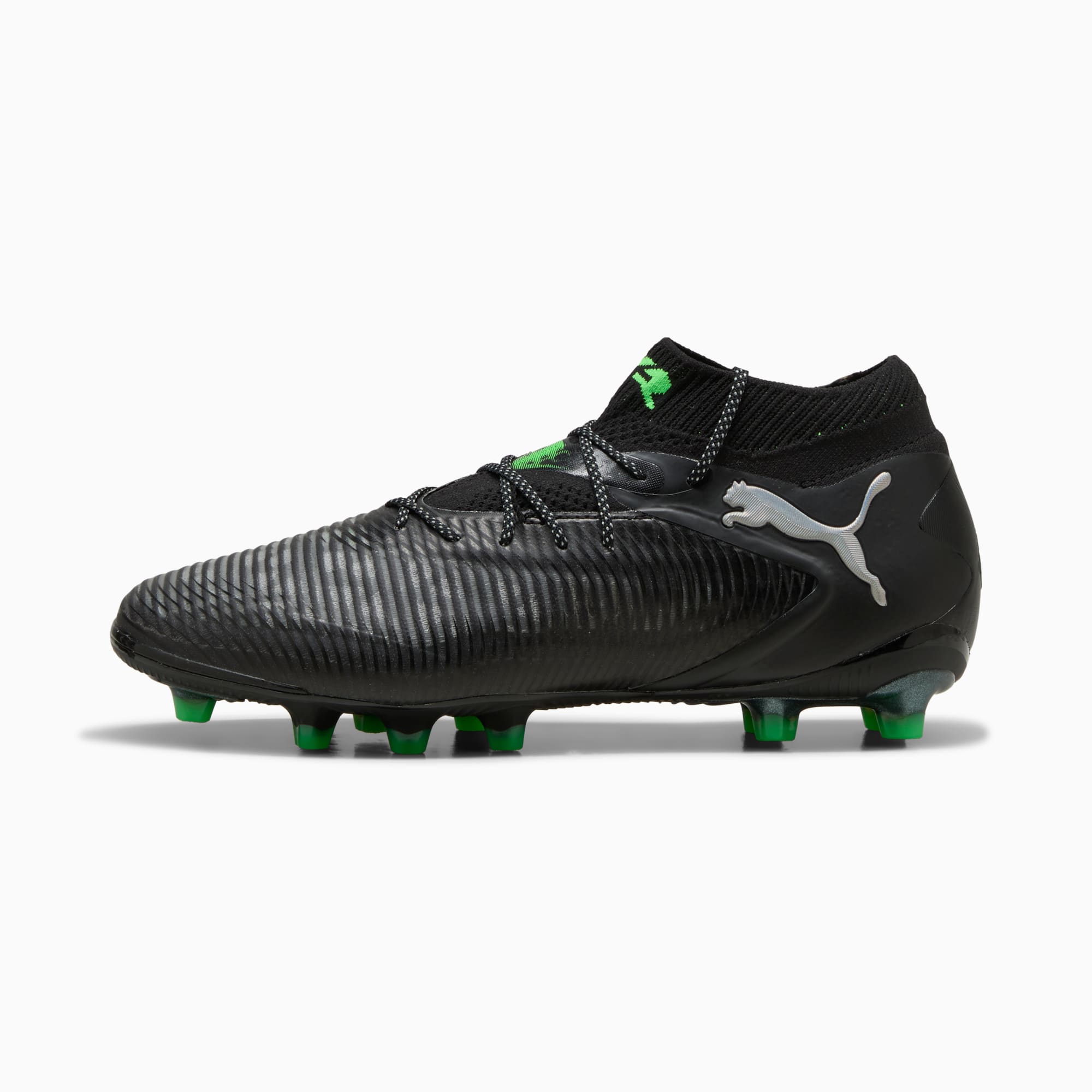 Chaussure de foot PUMA noire adulte, détails verts et dessus texturé.