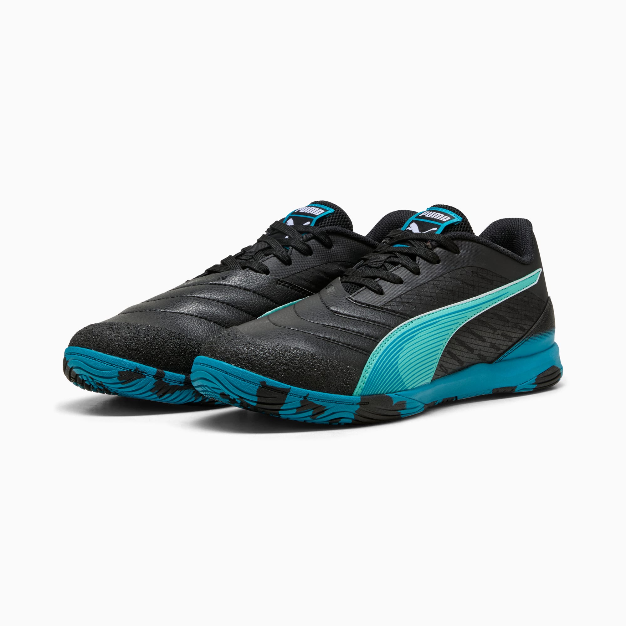 Chaussures d'intérieur noires PUMA pour adultes avec une bande turquoise et des semelles à motifs.