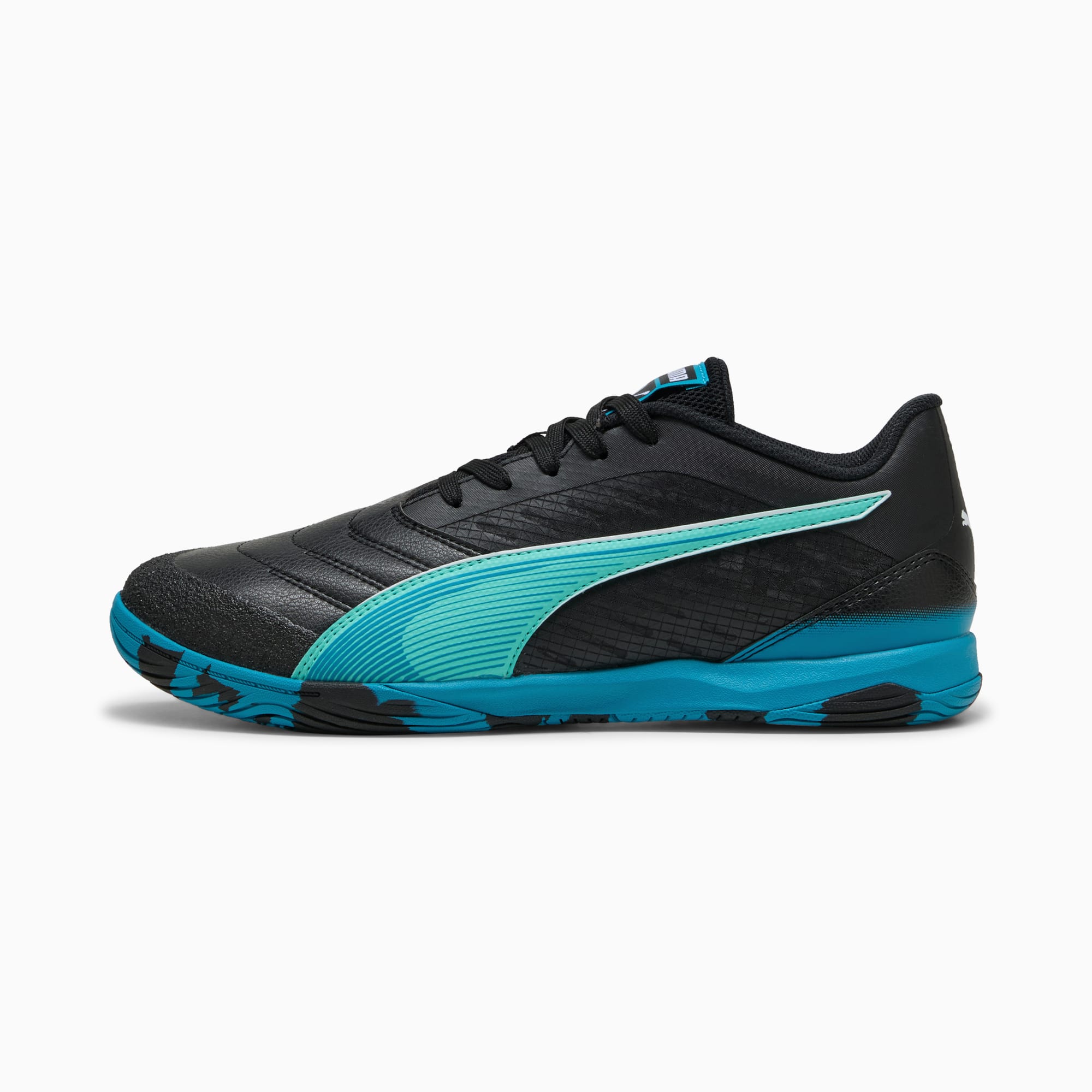 Chaussure de salle noire PUMA avec bande turquoise et semelle à motifs.