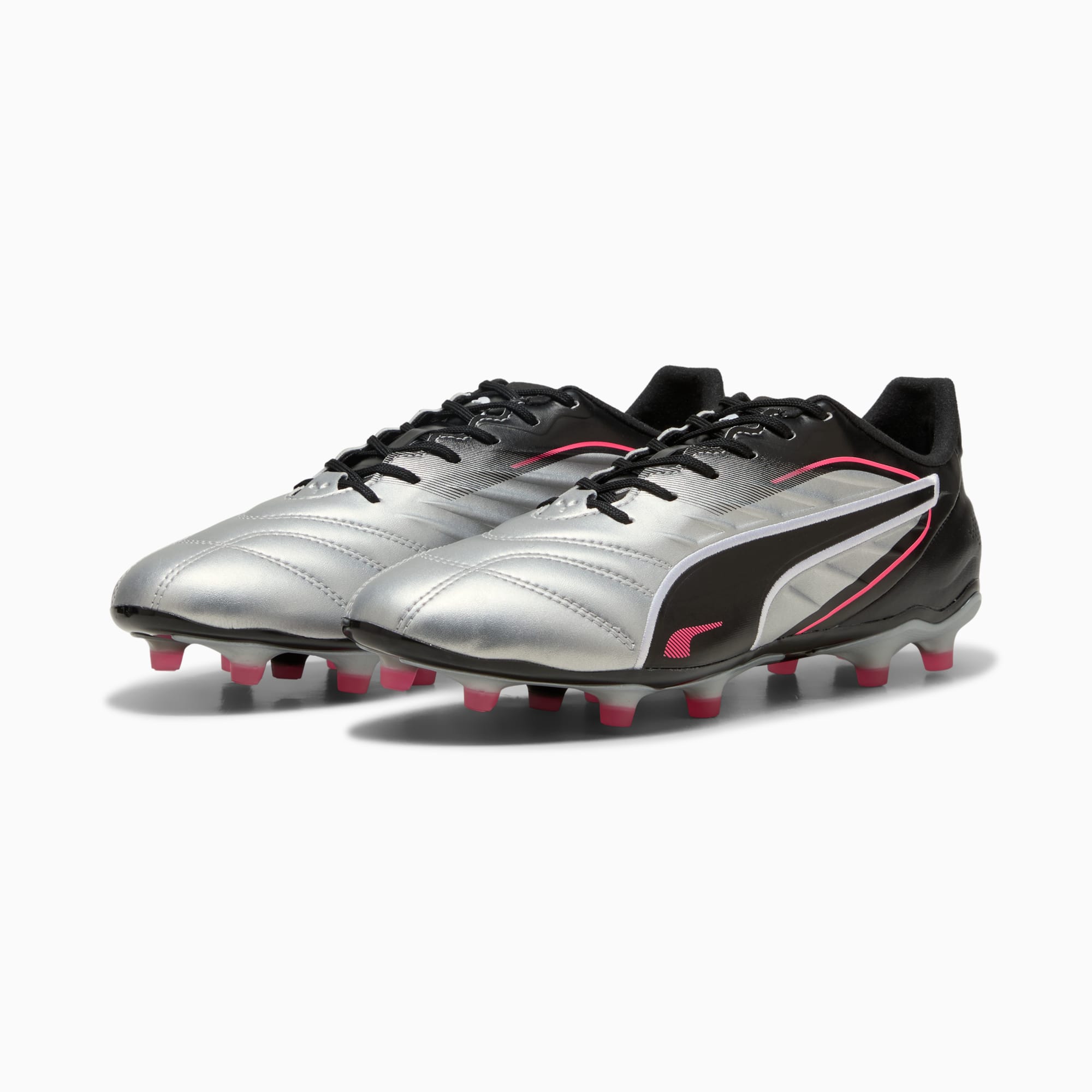 Scarpe da calcio PUMA argentate per adulti con dettagli rosa e neri, lacci e tacchetti.