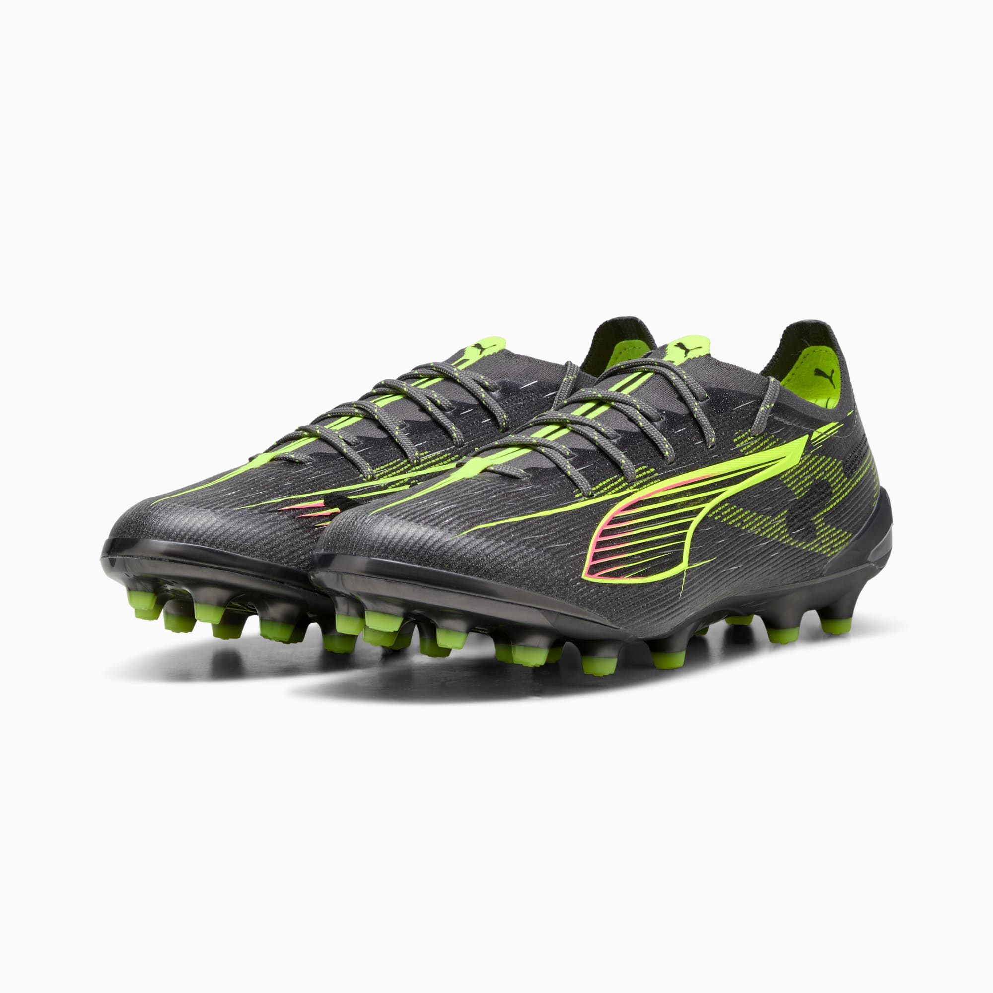 Scarpe da calcio PUMA grigie con dettagli verde neon e tacchetti.